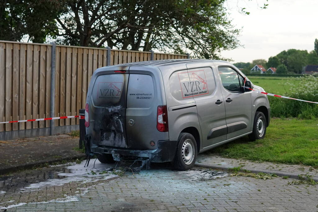Voertuig brandt uit, politie doet onderzoek