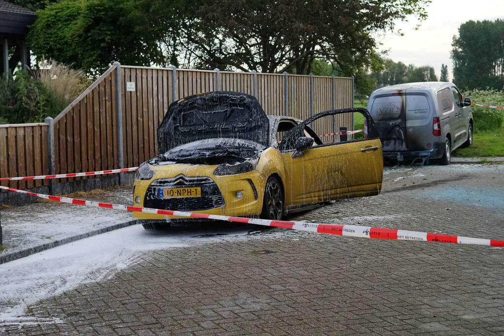 Voertuig brandt uit, politie doet onderzoek