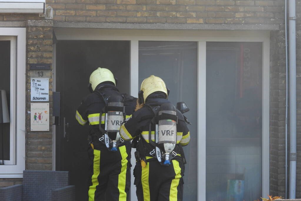 Hevige brand in keuken van woning