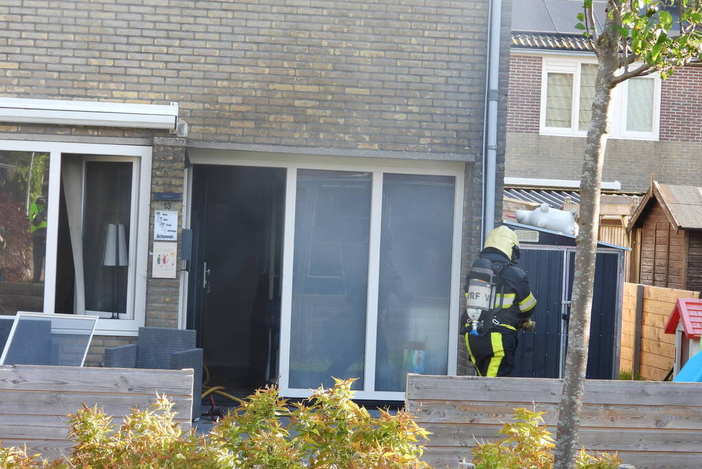 Hevige brand in keuken van woning