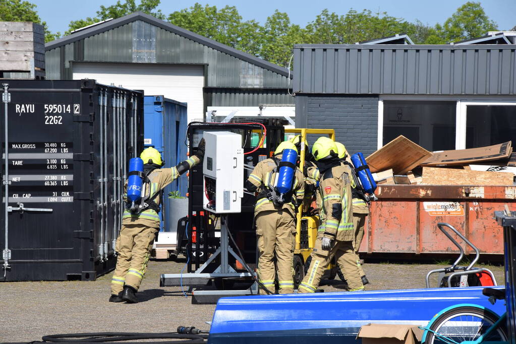 Accu's voor zonnepanelen vatten vlam in loods