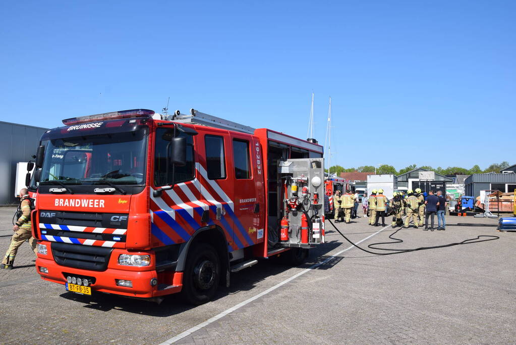 Accu's voor zonnepanelen vatten vlam in loods