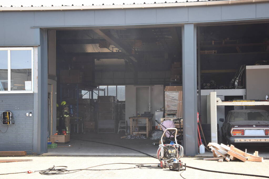 Accu's voor zonnepanelen vatten vlam in loods