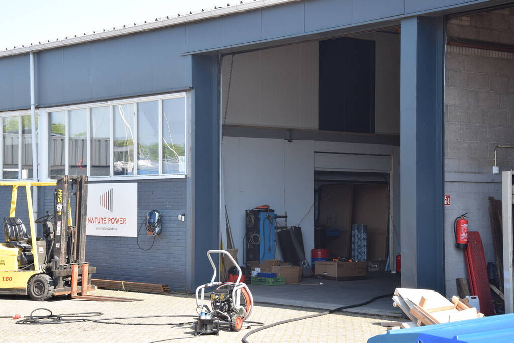 Accu's voor zonnepanelen vatten vlam in loods