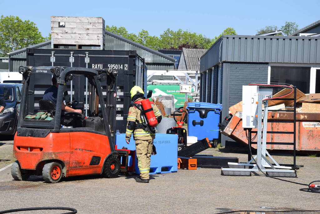 Accu's voor zonnepanelen vatten vlam in loods