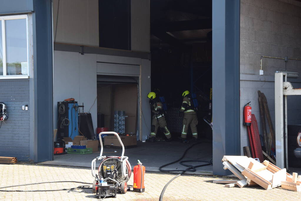 Accu's voor zonnepanelen vatten vlam in loods