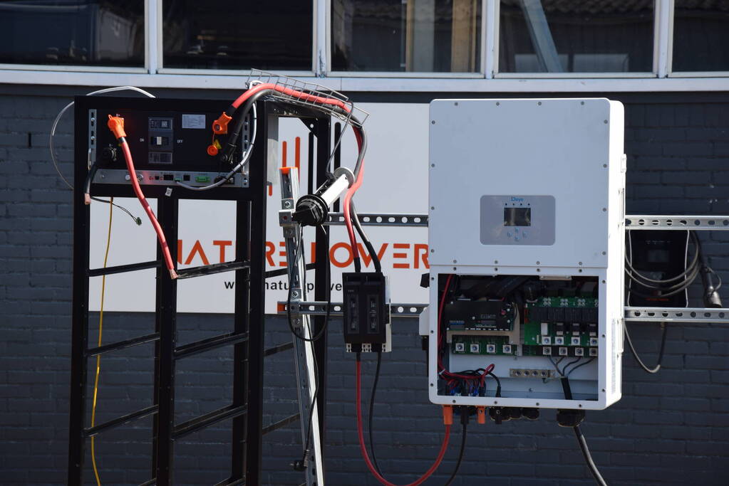 Accu's voor zonnepanelen vatten vlam in loods