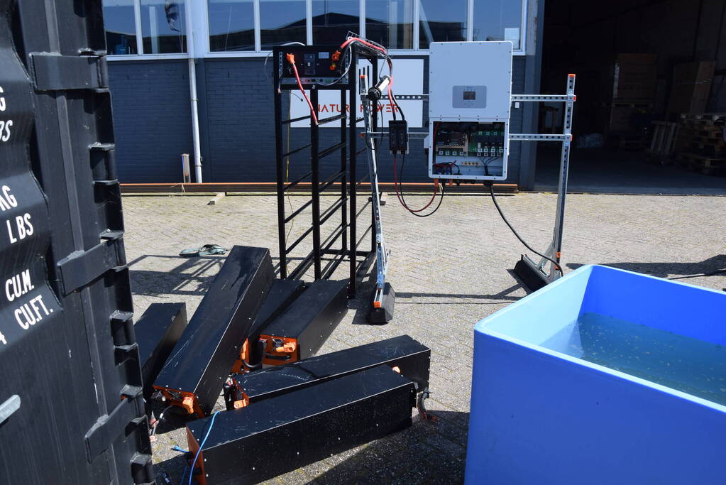 Accu's voor zonnepanelen vatten vlam in loods