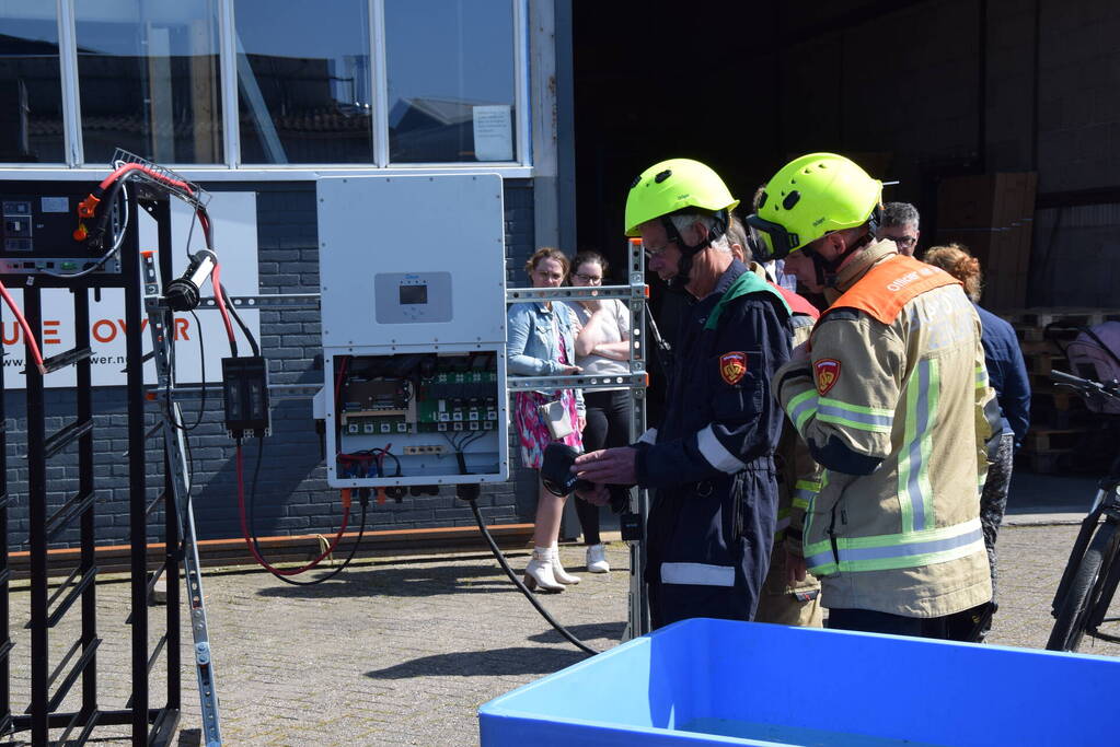 Accu's voor zonnepanelen vatten vlam in loods