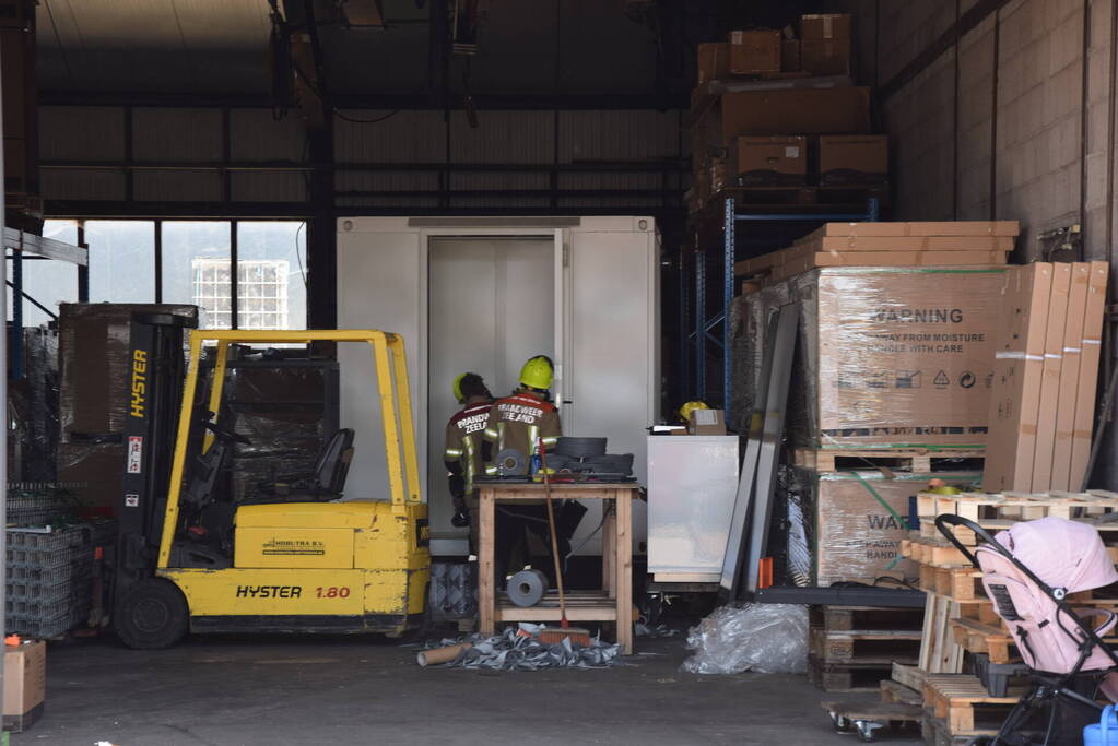 Accu's voor zonnepanelen vatten vlam in loods