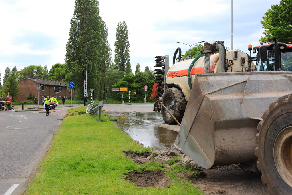 Giertank met 7000 liter stront gekanteld