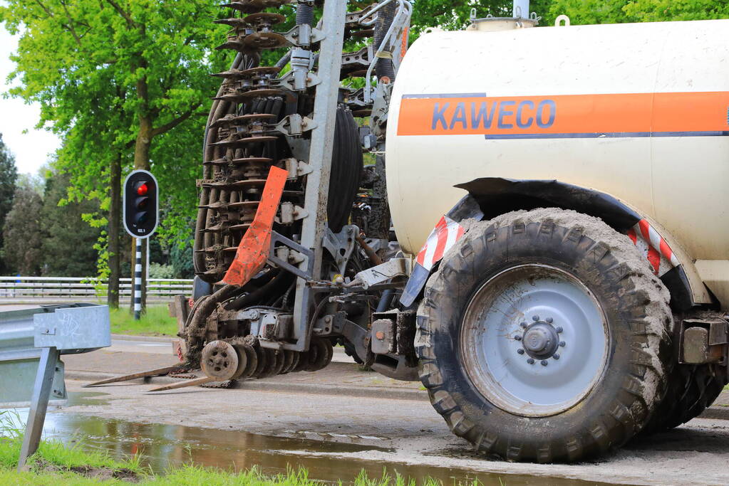 Giertank met 7000 liter stront gekanteld