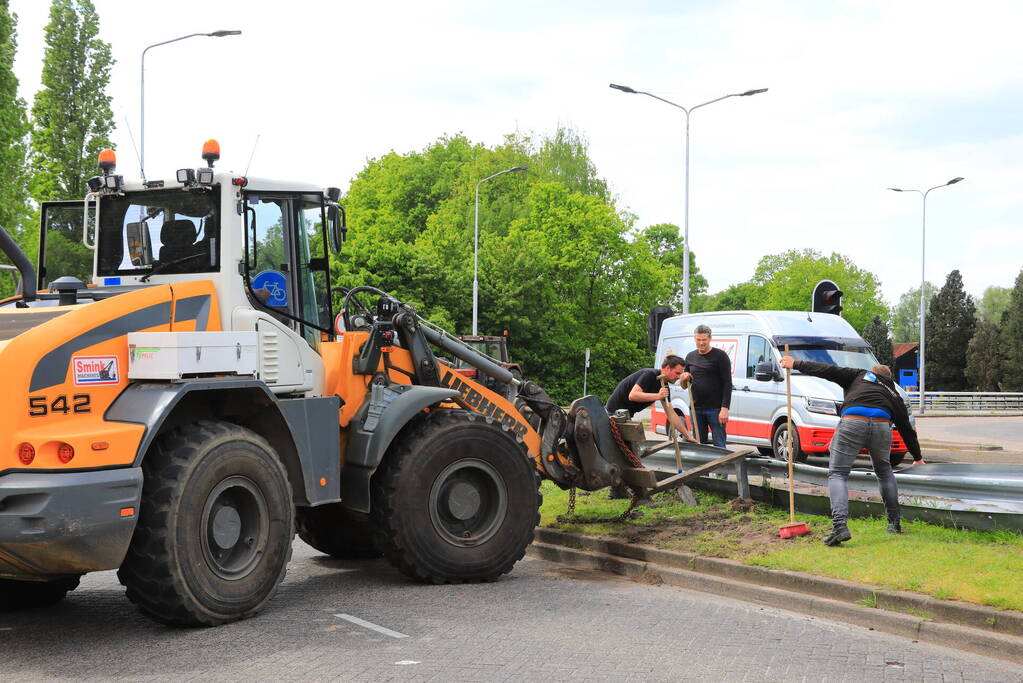 Giertank met 7000 liter stront gekanteld