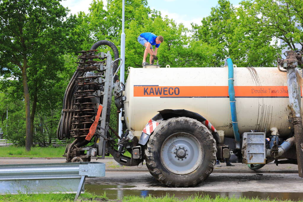Giertank met 7000 liter stront gekanteld