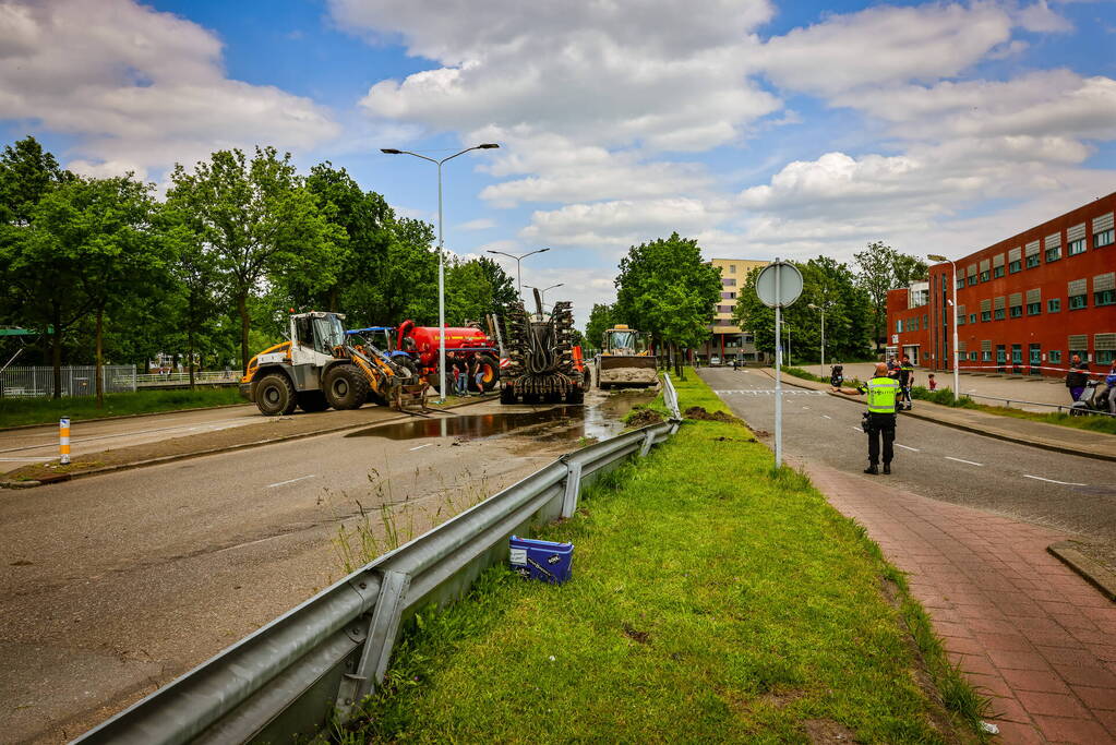Giertank met 7000 liter stront gekanteld