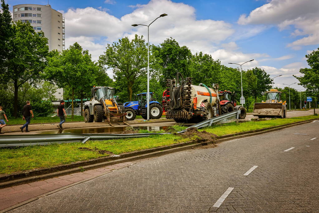Giertank met 7000 liter stront gekanteld