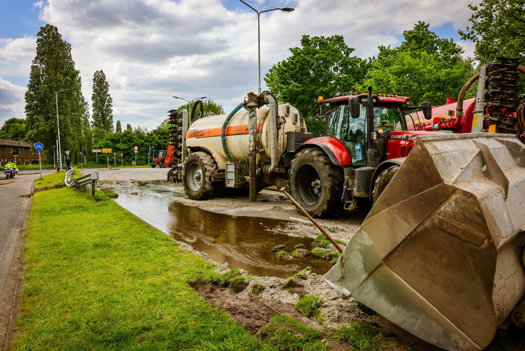 Giertank met 7000 liter stront gekanteld