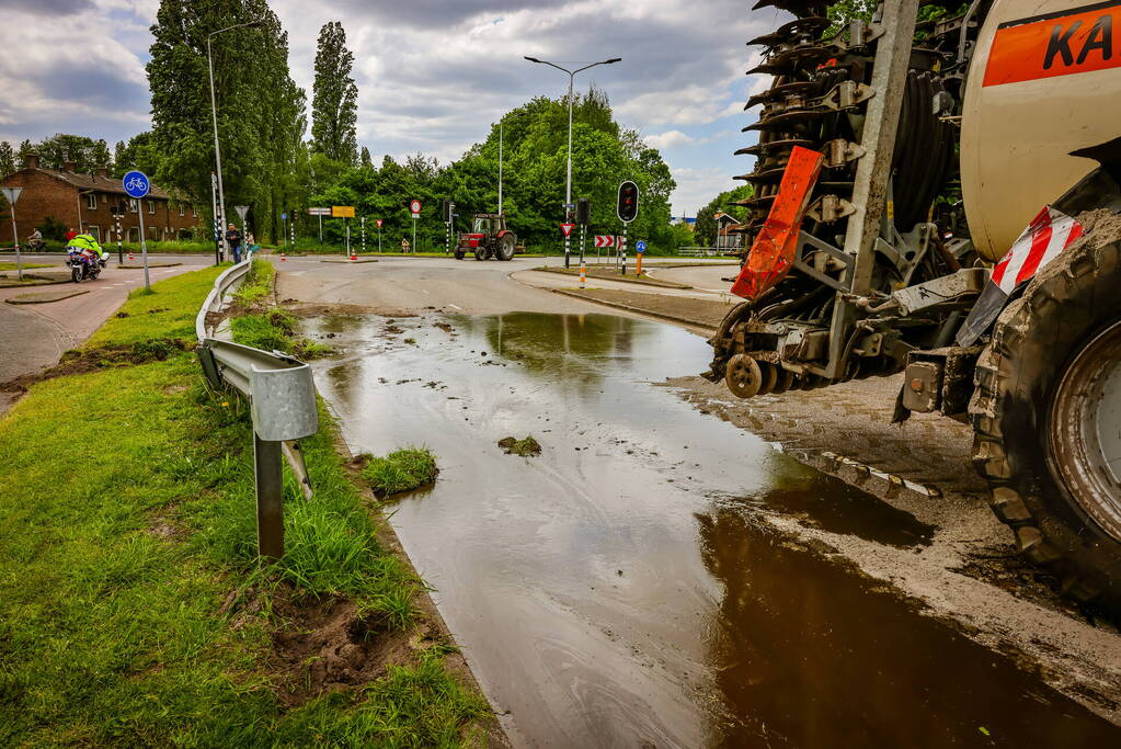 Giertank met 7000 liter stront gekanteld