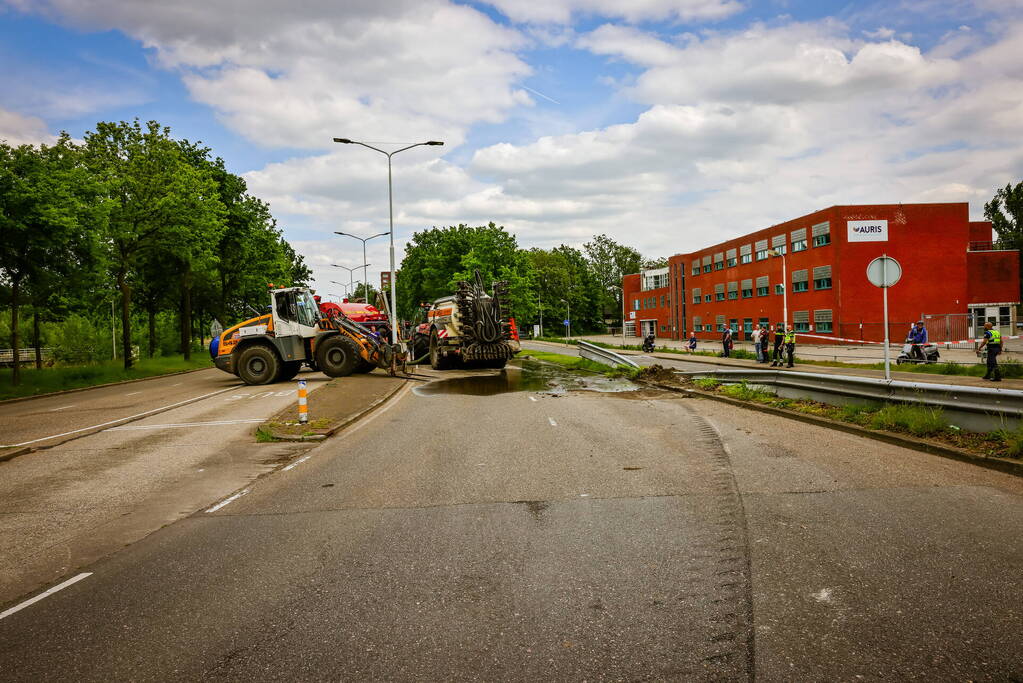 Giertank met 7000 liter stront gekanteld