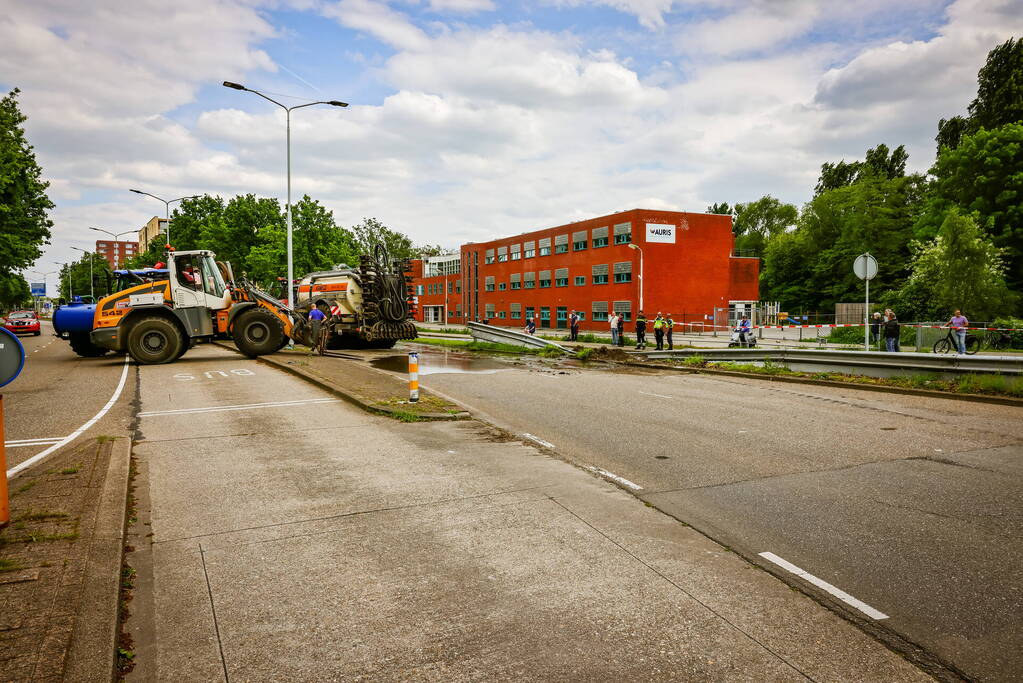 Giertank met 7000 liter stront gekanteld