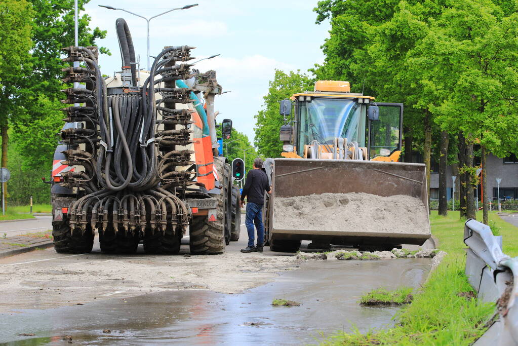 Giertank met 7000 liter stront gekanteld