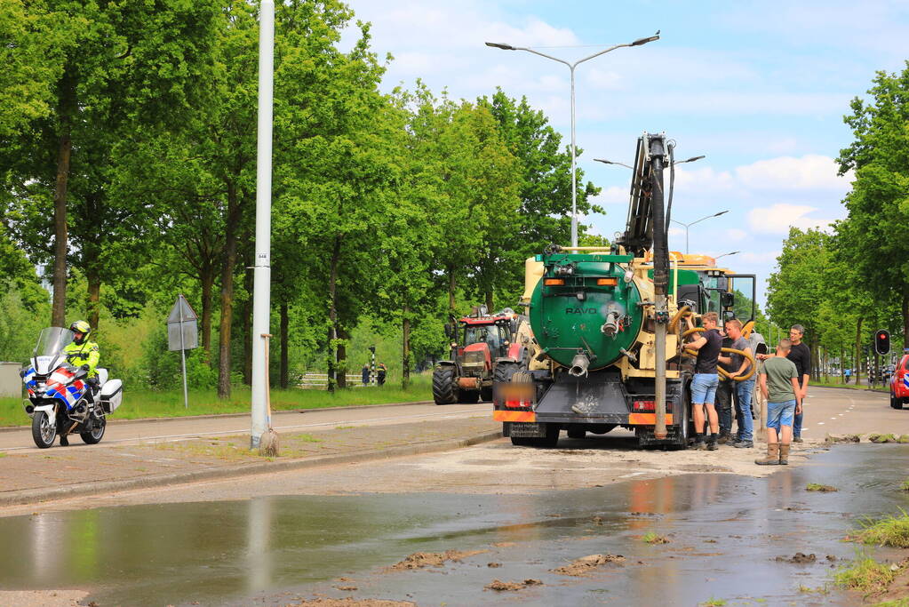 Giertank met 7000 liter stront gekanteld