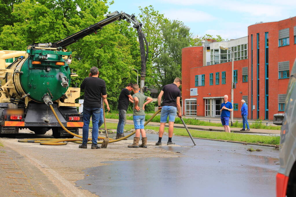 Giertank met 7000 liter stront gekanteld