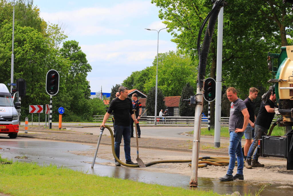 Giertank met 7000 liter stront gekanteld