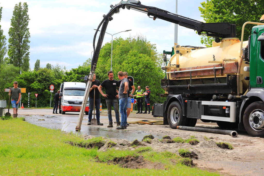 Giertank met 7000 liter stront gekanteld