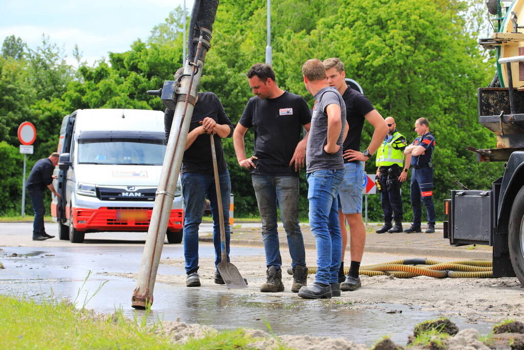Giertank met 7000 liter stront gekanteld
