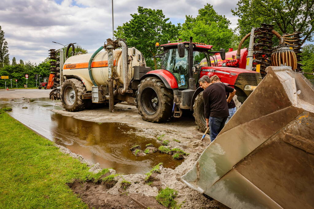 Giertank met 7000 liter stront gekanteld
