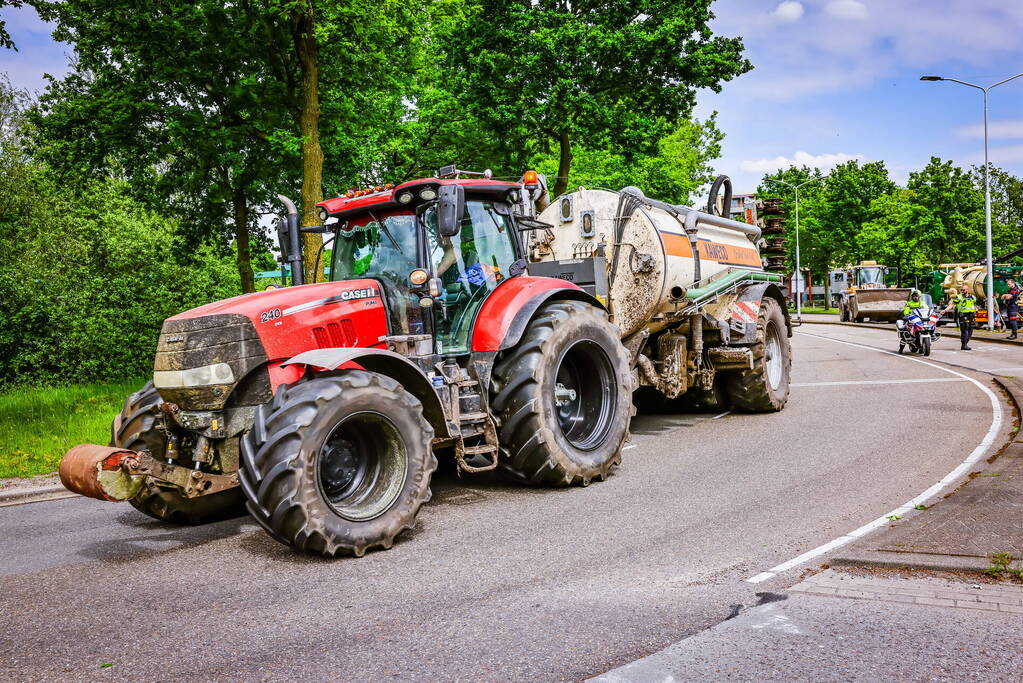 Giertank met 7000 liter stront gekanteld