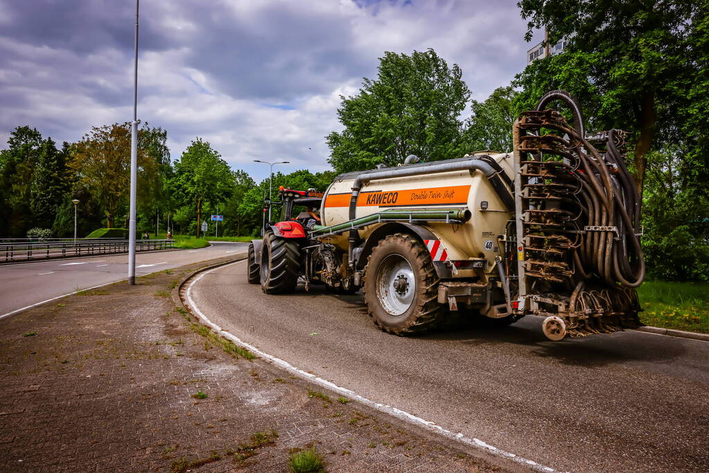 Giertank met 7000 liter stront gekanteld