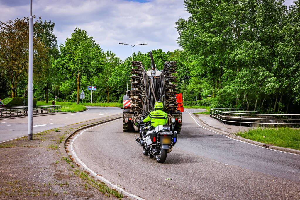 Giertank met 7000 liter stront gekanteld