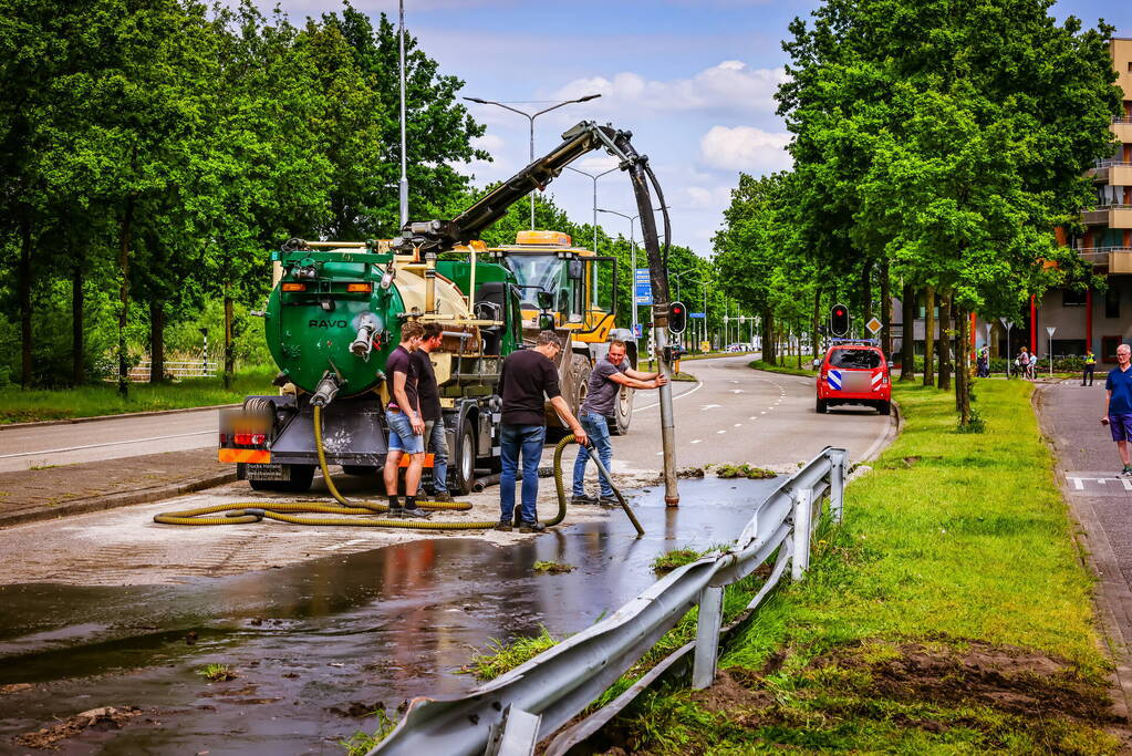 Giertank met 7000 liter stront gekanteld