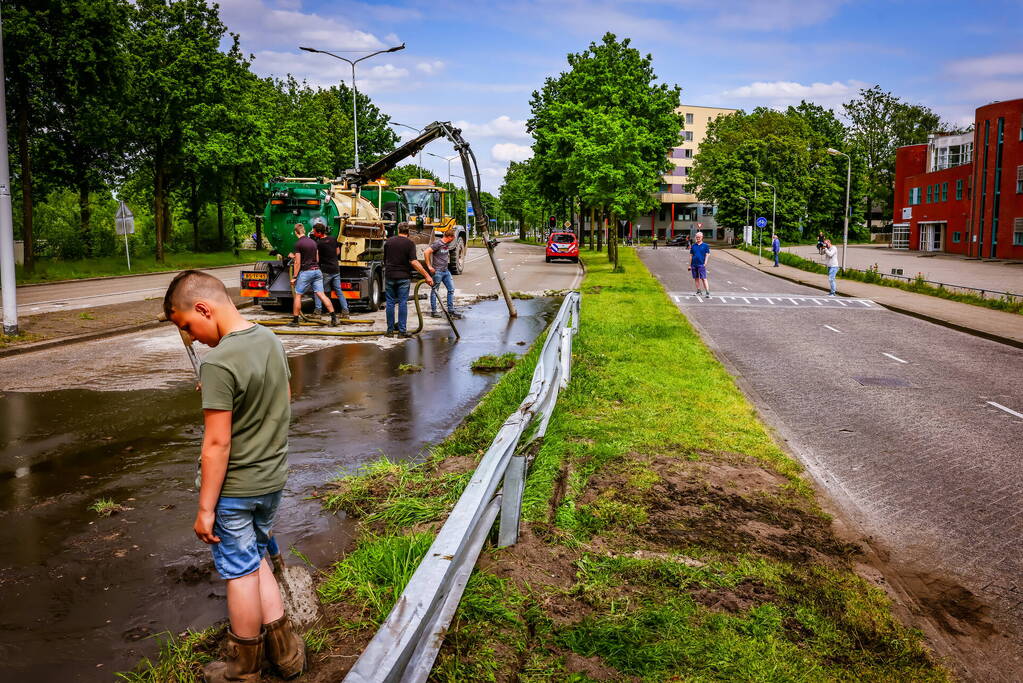 Giertank met 7000 liter stront gekanteld