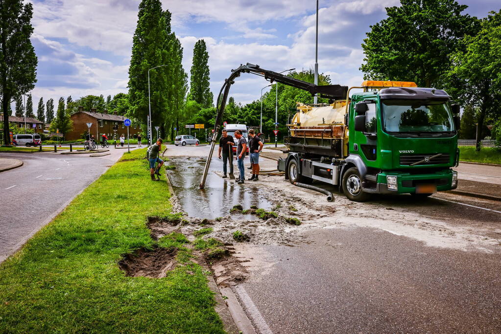 Giertank met 7000 liter stront gekanteld