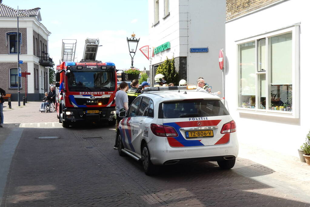 Steiger waait tegen woning