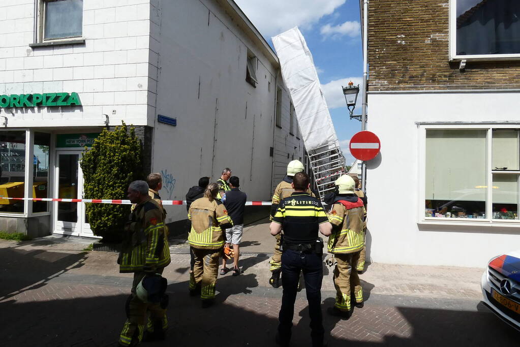 Steiger waait tegen woning