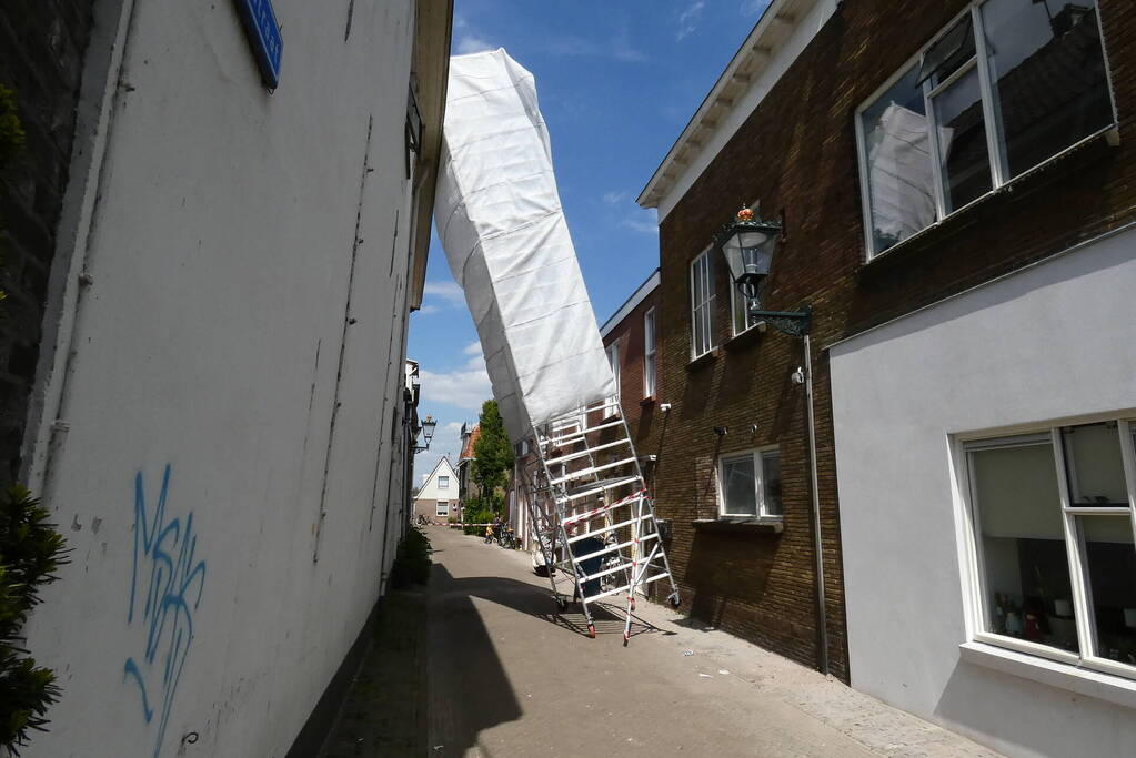 Steiger waait tegen woning