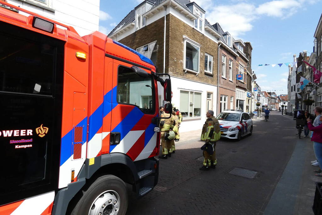Steiger waait tegen woning