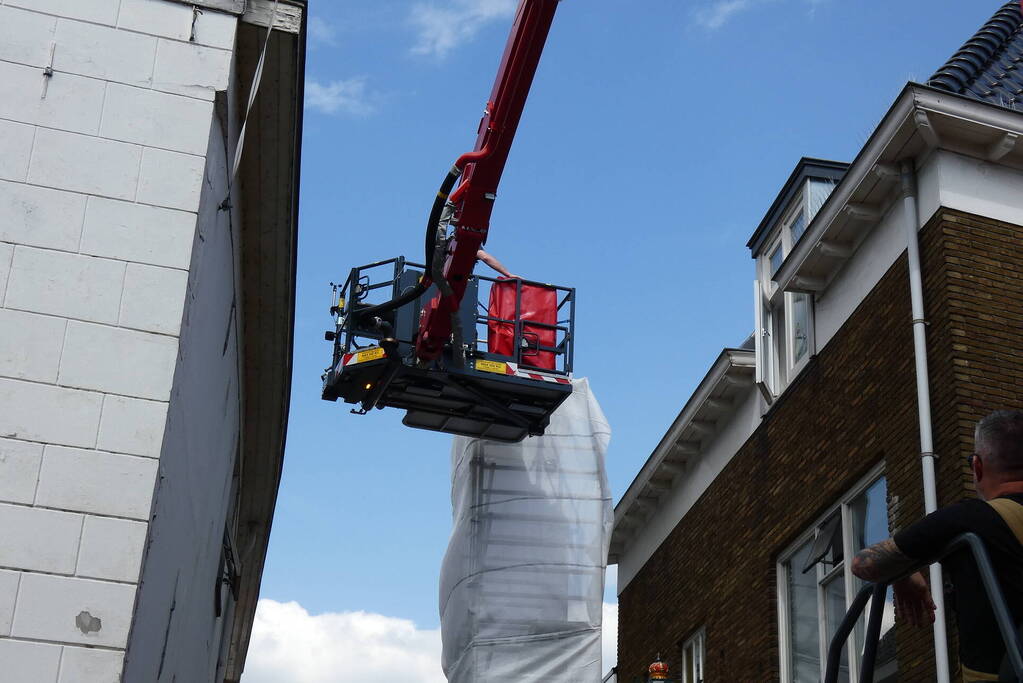 Steiger waait tegen woning