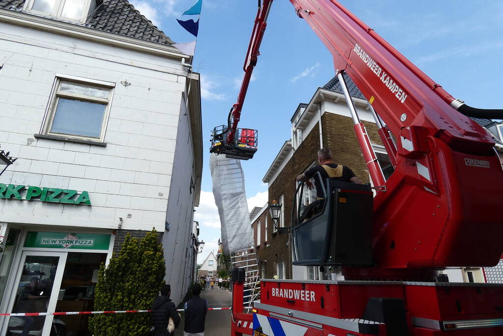 Steiger waait tegen woning