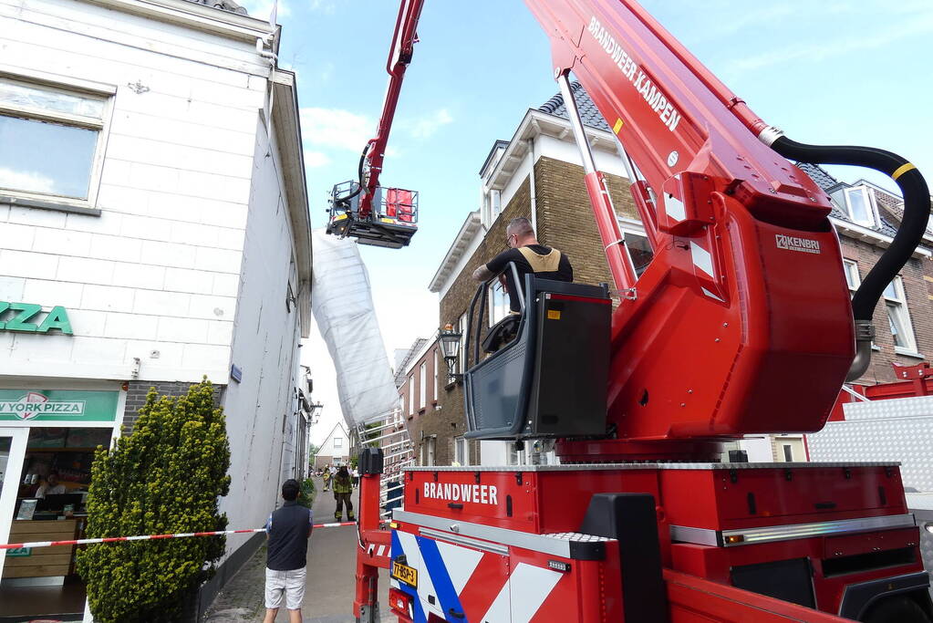 Steiger waait tegen woning