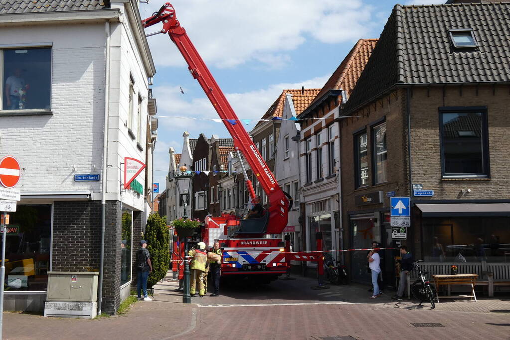 Steiger waait tegen woning