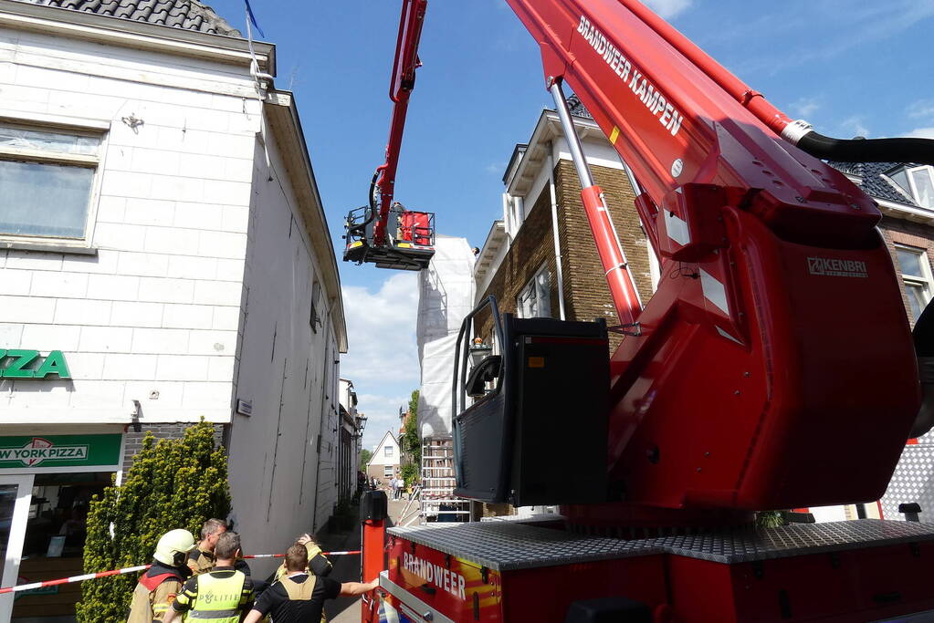Steiger waait tegen woning