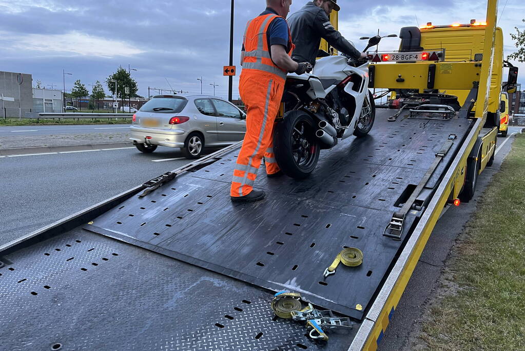 Motorrijder komt ten val