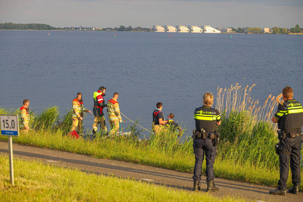 Auto te water Gooimeer een persoon overleden