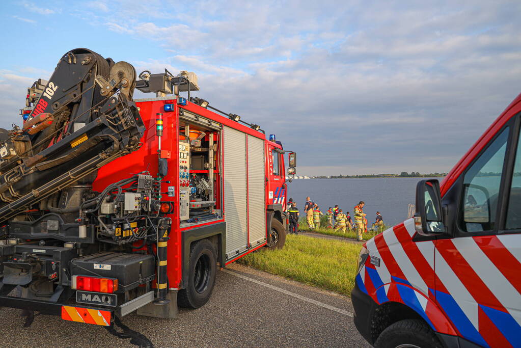 Auto te water Gooimeer een persoon overleden