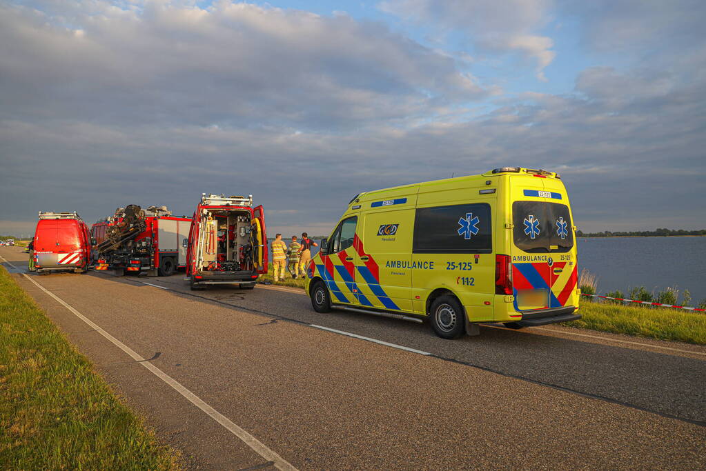 Auto te water Gooimeer een persoon overleden